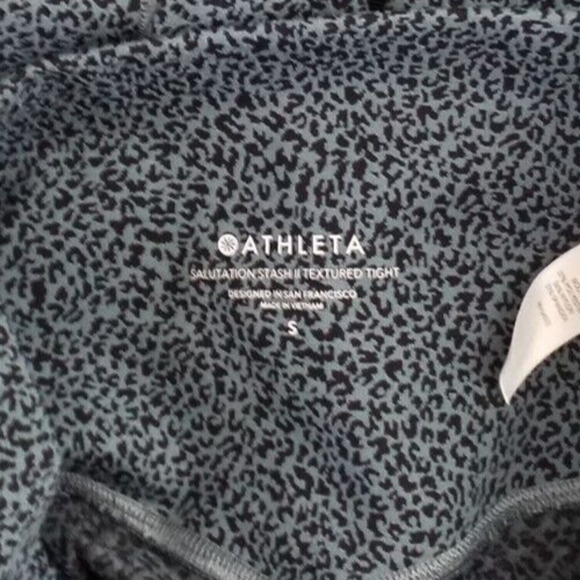 Athleta Salutation Stash Pocket Capri Leggings Blue Leopard Print Size Small - Picture 5 of 7